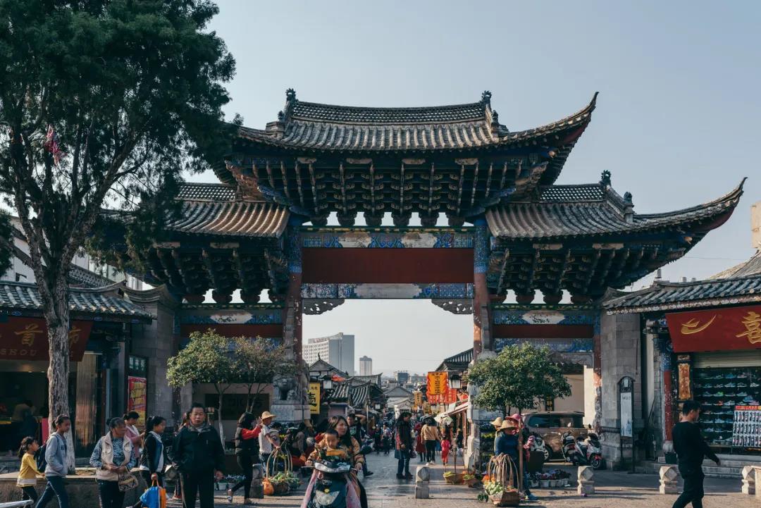 住民國私家庭院，坐復古小火車，逛寶藏村落這周末我們去建水可好