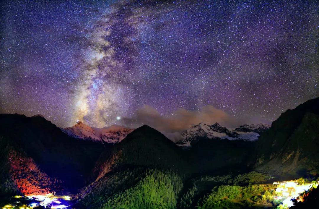 徒步,也是畢業(yè)旅行的一種打開方式,在梅里日照金山絕美景象中見證友誼,感受最原生態(tài)的美。