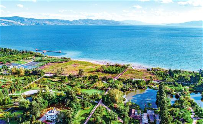云南 ·“村”光正好 撫仙湖畔“馬房村”：水秀山青荷花美，鄉(xiāng)村旅游正當(dāng)時(shí)
