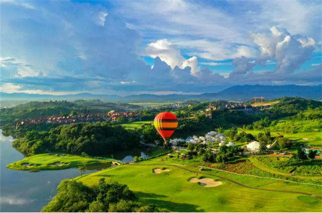 西雙版納州文化和旅游局就《西雙版納熱線》 旅游產(chǎn)業(yè)發(fā)展問題與聽眾交流，切入到實際中去。